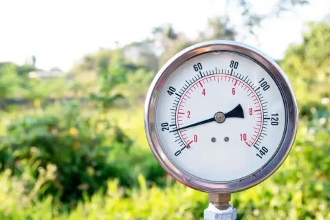 Manometr wskazuje ciśnienie w hydroforze 300l. Wskazówka pokazuje ok. 2 bary.