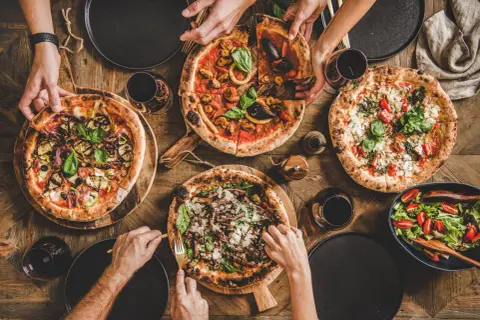 Mąka do pizzy i sos do pizzy w kuchni światowej - pizza na 5 sposobów