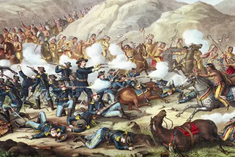Kaos utspelar sig vid slaget vid Little Bighorn. Amerikanska soldater kämpar mot ursprungsbefolkningen på hästar, med rök och strid överallt.
