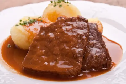 Zartes Fleisch in dunkler Soße, dazu Klöße – ein selbst eingelegter Sauerbraten mit Rotwein ist ein Genuss.