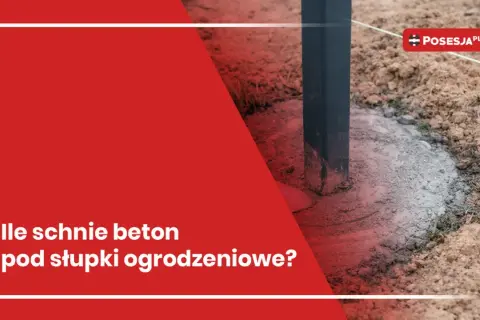 Beton do słupków ogrodzeniowych, świeżo wylany wokół czarnego słupka, tworzy solidną podstawę.