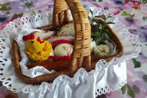 Kiedy się świeci koszyczek, widać w nim jajka, kiełbasę, chleb i żółtego kurczaczka.