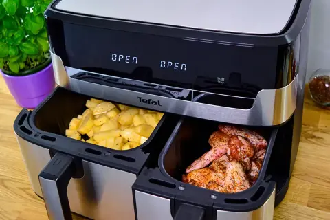 Podwójny air fryer Tefal z frytkami i kurczakiem w szufladach. To najlepszy air fryer do przygotowania dwóch dań naraz.
