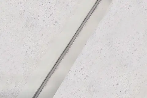 Detalle de sellado de juntas de dilatación en techo de hormigón texturizado.