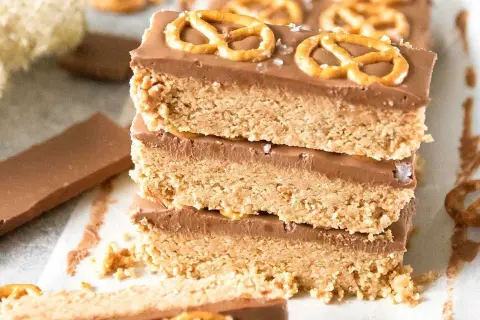 Ljuvliga bitar att baka med jordnötter, toppade med choklad och salta pretzels. En perfekt kombination av sött och salt.