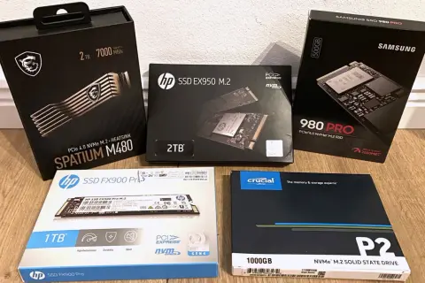 Mehrere NVMe SSDs mit PCIe 4.0 Speed, darunter MSI Spatium M480, HP EX950, Samsung 980 Pro und Crucial P2.