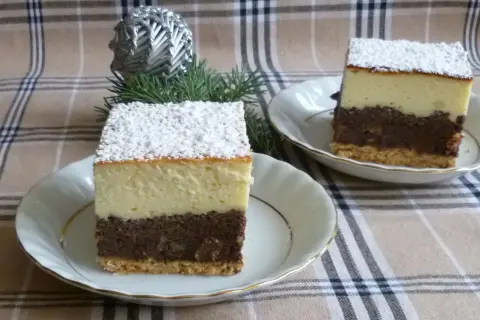 Pyszny seromakowiec z gotowej masy makowej i sera z wiaderka na kruchym spodzie, posypany cukrem pudrem.