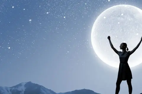 Silhouette di una donna con le braccia alzate, che sembra chiedere un desiderio alla luna piena, sotto un cielo stellato e montagne innevate.