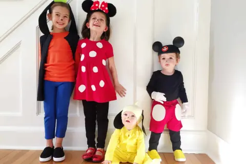 Dzieci w strojach postaci z bajek Disneya: Myszka Miki, Minnie, Goofy i piesek.