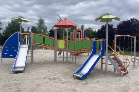 Nowoczesny plac zabaw: Czy znasz kluczowe standardy bezpieczeństwa?