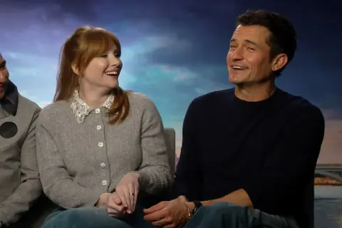 Orlando Bloom i Bryce Dallas Howard śmieją się, przypominając sceny z ich filmów.