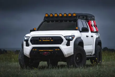 Toyota Tacoma prêt pour l'aventure, équipé pour le meilleur 4x4 tout-terrain. Lumières LED, tente de toit, jerricans.