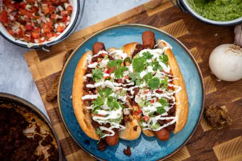 Två lyxiga korvar i bröd med chili, guacamole och en fräsch pico de gallo. Perfekt för en festlig måltid!