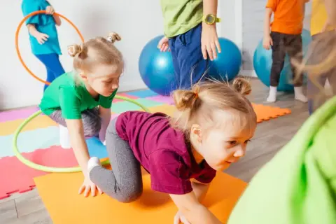 Kinder üben sportliche Bewegungen, tolle Ideen für Sport mit Kindern.
