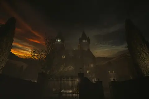 Mroczny, gotycki dwór na tle zachodzącego słońca. Tajemnicza atmosfera, która idealnie oddaje outlast fabuła.