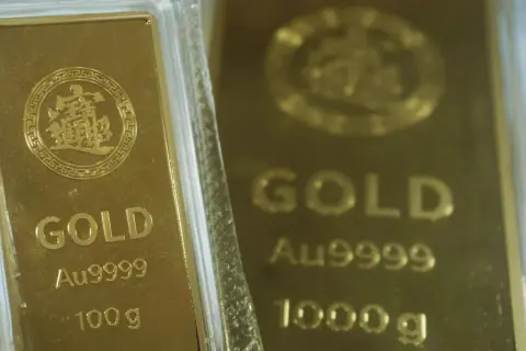 Sztabki złota, jedna 100g, druga 1000g. Zastanawiasz się, ile kosztuje kilogram złota?