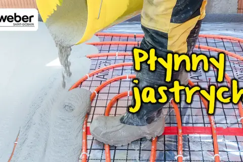 Robotnik wylewa płynny jastrych na instalację ogrzewania podłogowego. Weber.