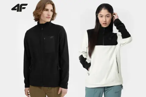 Ein Mann und eine Frau präsentieren ihre warmen Fleecejacken. Diese Jacken sind ideal für kühle Tage und bieten Komfort und Stil.