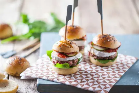 Mini-burgers apéro froids : les secrets d'un apéritif réussi.