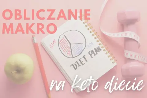 Obliczanie makro na keto diecie: jabłko, ołówek, notatnik z planem i hantle.