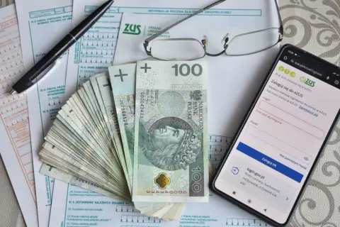 Umowa zlecenie a emerytura: pieniądze, dokumenty ZUS i logowanie do eZUS na telefonie.