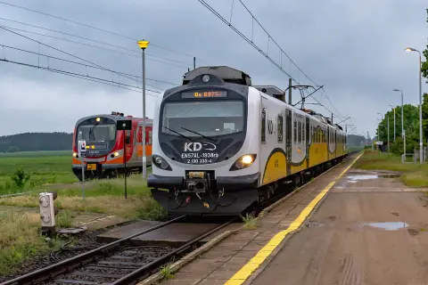 Dwa pociągi stoją na stacji. Czy można jechać wcześniejszym pociągiem regio?
