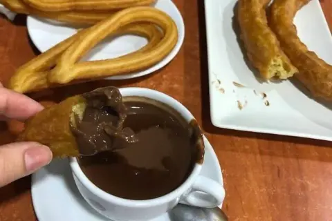 Encuentra tu churrería perfecta: guía de churros y café auténticos