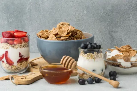 Colazione sana con fiocchi d'avena, yogurt, fragole e mirtilli. Scopri i fiocchi d'avena valori nutrizionali per un pasto equilibrato.