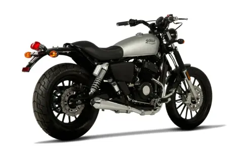 Motocicleta Leonart plateada y negra, estilo custom 125, lista para la carretera.