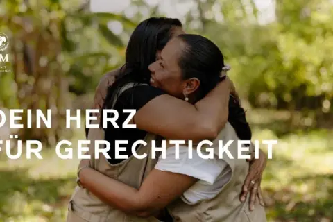 Zwei Frauen umarmen sich herzlich. Das Bild erinnert an bibelverse freundschaft und die Bedeutung von Mitgefühl und Gerechtigkeit.