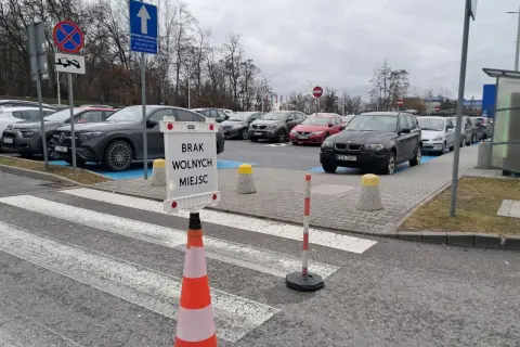 Znak "Brak wolnych miejsc" na parkingu, gdzie powinny być miejsca dla niepełnosprawnych.