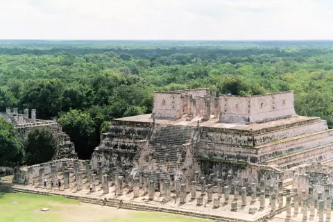 Chichén Itza, ett av jordens 7 underverk, med sina imponerande stenstrukturer och omgivande djungel.