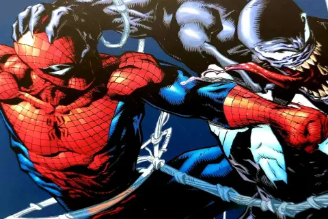Spider-Man walczy z Venomem, który ma wywieszony język i ostre zęby.