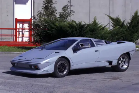Prototypowy Lamborghini Diablo w szarym kolorze, z charakterystycznymi wlotami powietrza i ostrymi liniami, gotowy do testów.