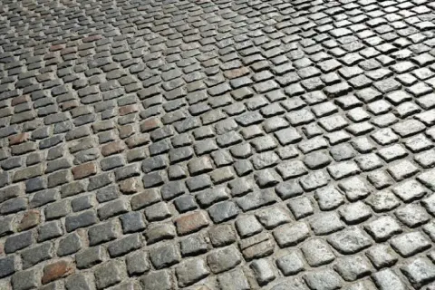 Jak przygotować teren pod kostkę, aby uniknąć kosztownych błędów