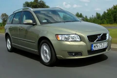 Złoty Volvo V50 w ruchu drogowym. Wiele osób szuka volvo v50 opinie, by podjąć decyzję o zakupie.