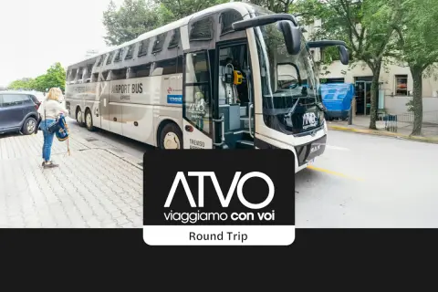 Kobieta czeka na autobus ATVO na lotnisko w Padwie.