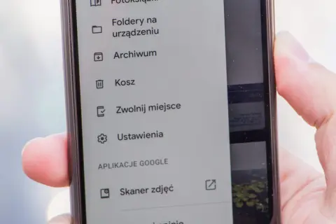Menu telefonu z opcją "Kosz". Widoczny fragment interfejsu aplikacji z listą opcji, w tym folderem na urządzeniu, archiwum, koszem, zwolnieniem miejsca i ustawieniami.