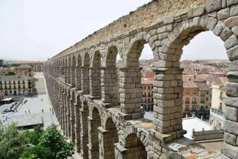 El acueducto de Segovia, un recorrido histórico de piedra, se alza majestuoso sobre la ciudad.