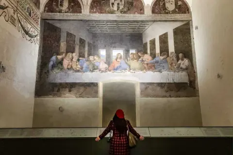 La donna ammira il cenacolo di Leonardo, un'opera d'arte che cattura l'intensità del momento.