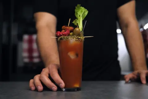 Lokale, gdzie barmani polecają krwawą mary i margaritę – najlepsze miejsca