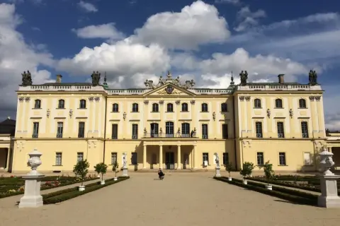 Pałac Branickich w Białymstoku, wspaniały przykład barokowej architektury, to miejsce, co warto zobaczyć w Białymstoku.