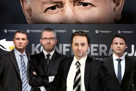 Konfederacja liderzy w garniturach, z poważnymi minami, na tle logo partii.