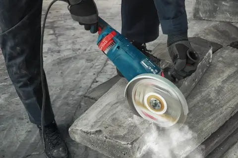 Praca z szlifierką kątową i tarczą do cięcia betonu. Różne rodzaje tarcz do szlifierki kątowej pozwalają na precyzyjne cięcie materiałów.