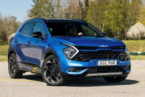 Blå Kia Sportage med en förare. Inga problem med denna bil, bara en vacker dag ute.