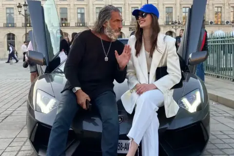 Mężczyzna i kobieta siedzą na masce Lamborghini. Ile lat ma Zeus z Monako? Tego nie wiemy, ale wygląda na doświadczonego.