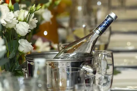 Ile kosztuje butelka wódki w restauracji? Ceny, które zaskakują
