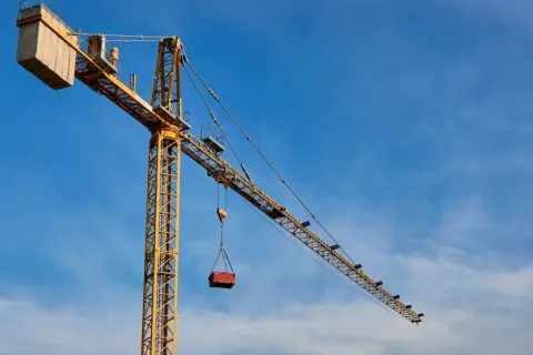 Operator dźwigu: Zarobki, kurs, praca za granicą. Czy warto?