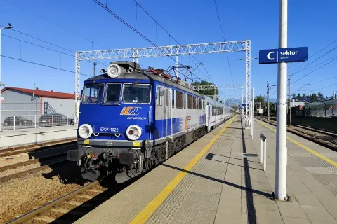 Niebieski pociąg PKP Intercity EP07-1022 na peronie. Może to być początek podróży z Poznania do Zakopanego pkp bezpośrednio.