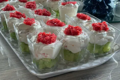 Une belle recette de verrine au saumon, avec des dés verts, une crème onctueuse et des œufs de poisson rouges.